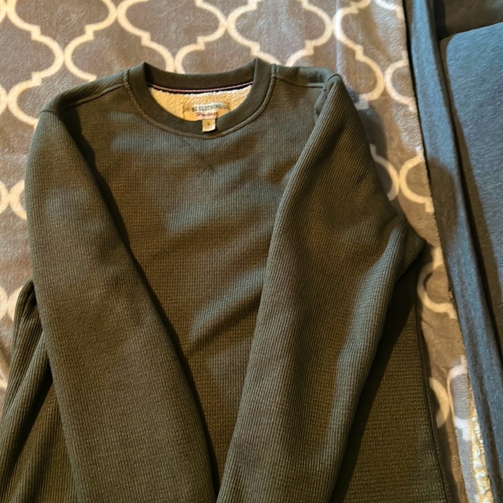 New without tags heavy insulated crew neck sweatshirt
